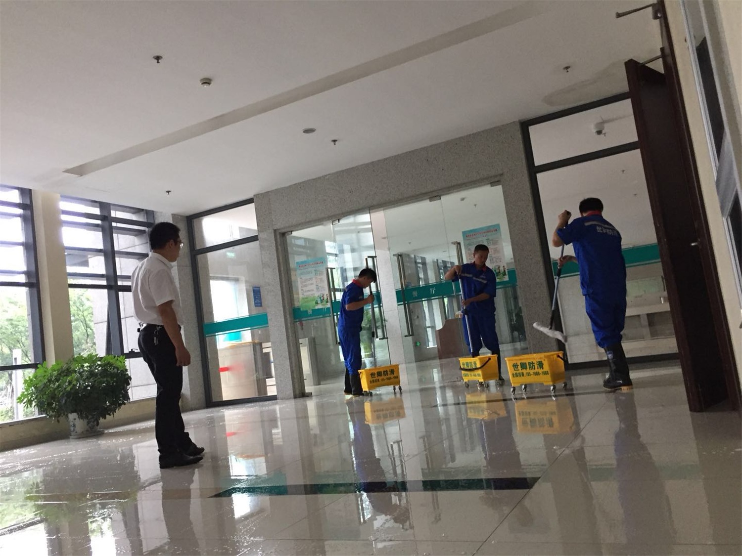浙江省德清縣人民政府地面防滑處理完工