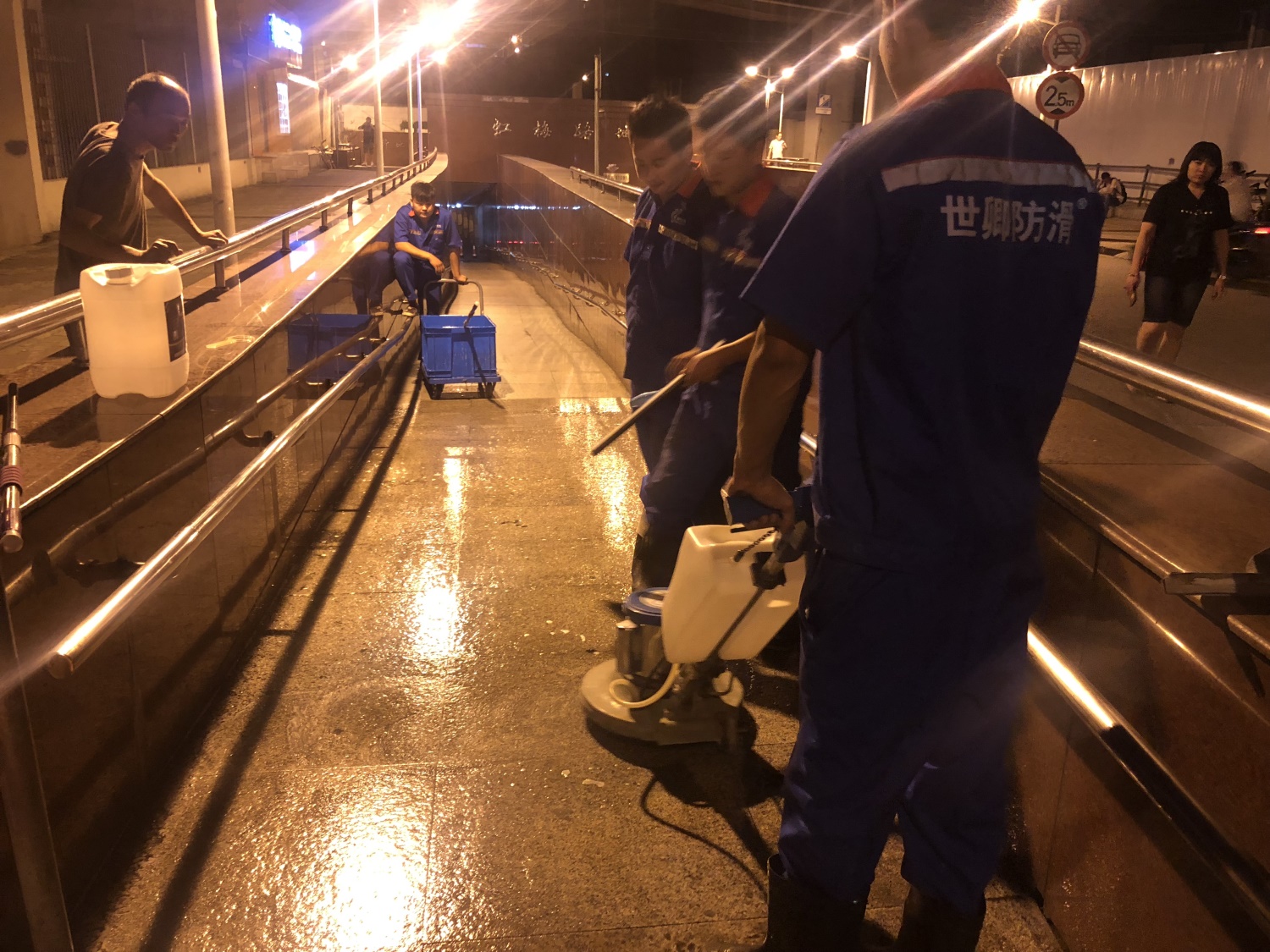 上海徐匯區中環虹梅路人行天橋、地道防滑施工