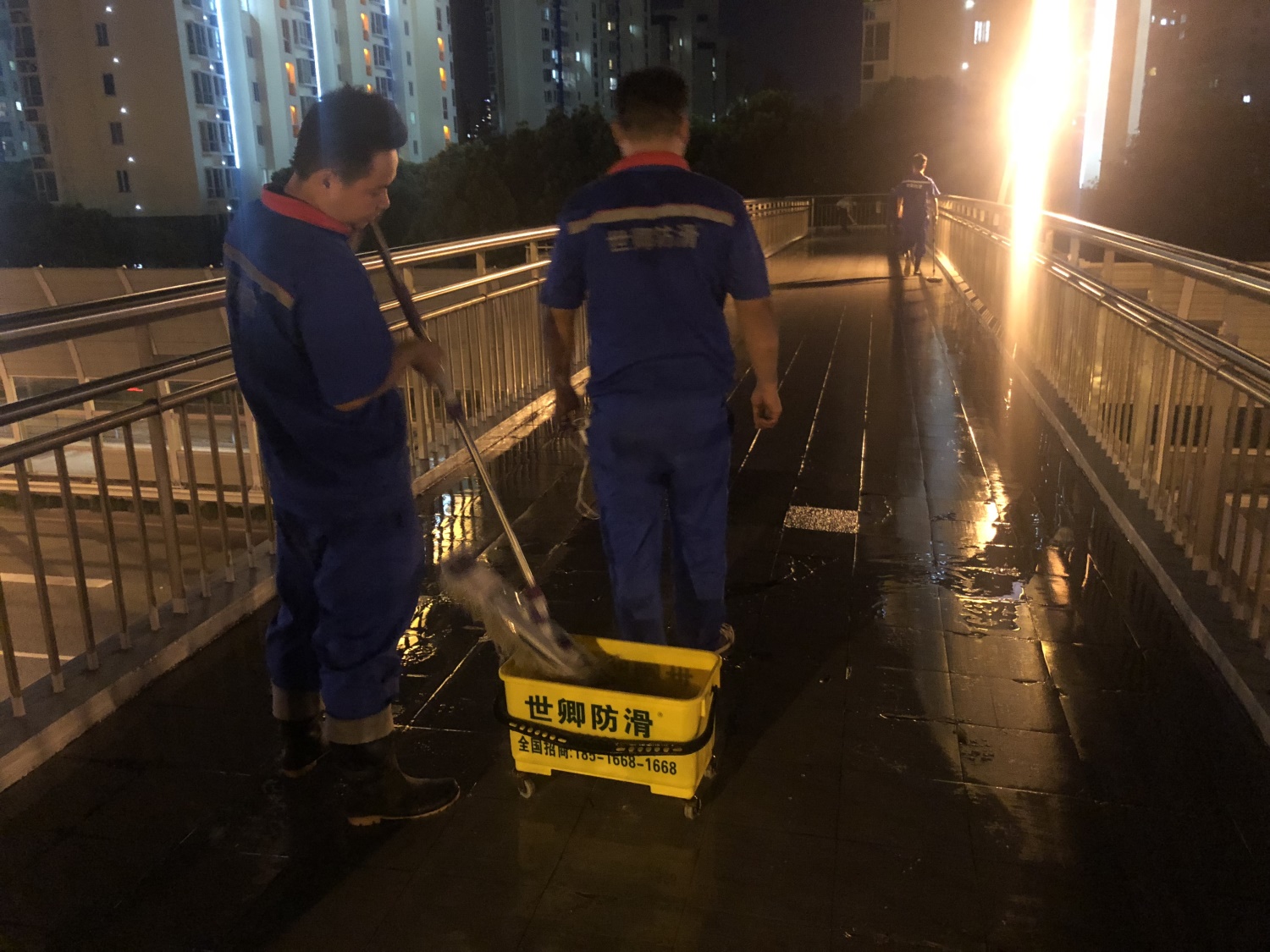 上海徐匯區中環虹梅路人行天橋、地道防滑施工