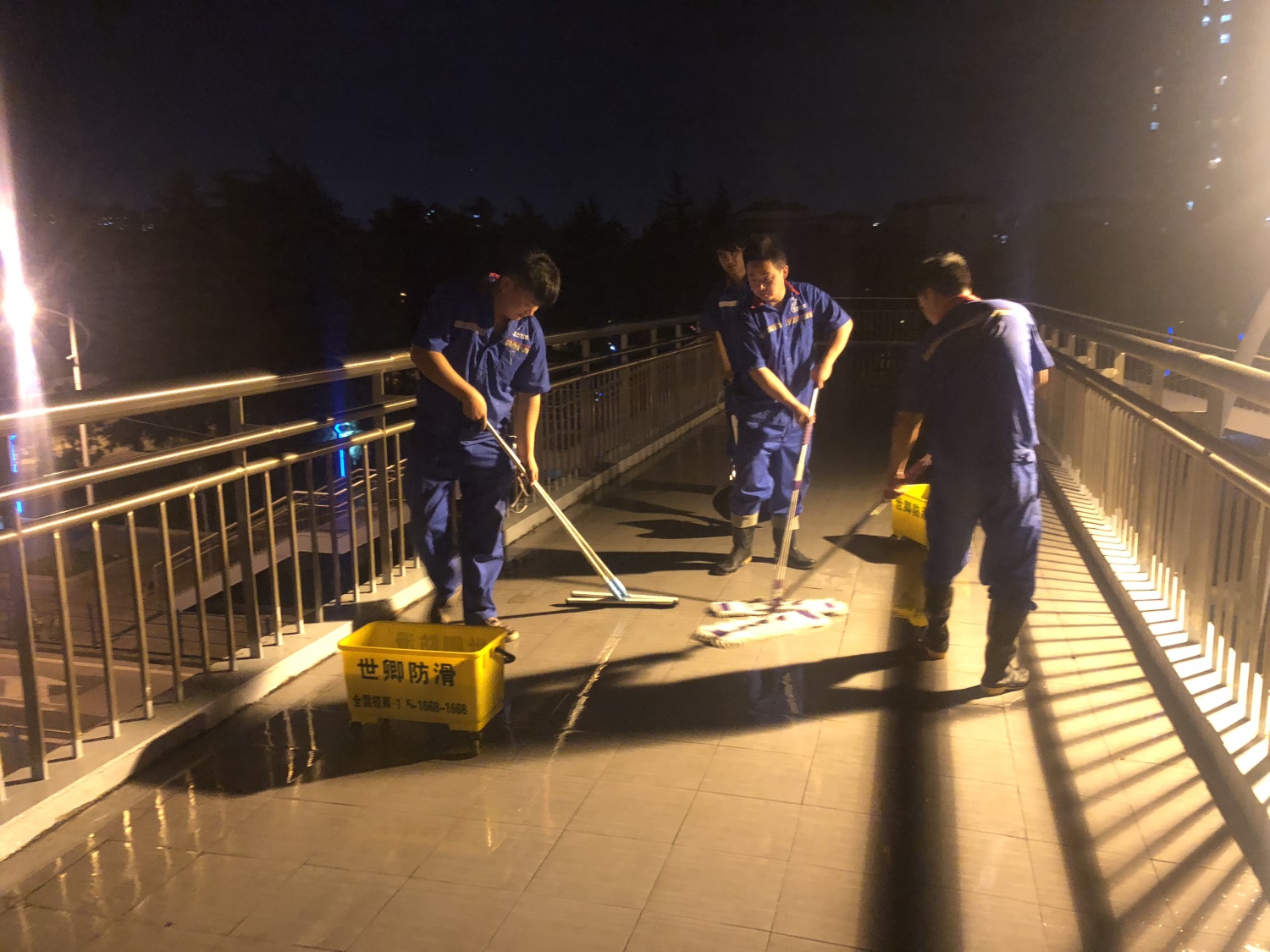 上海徐匯區中環虹梅路人行天橋、地道防滑施工
