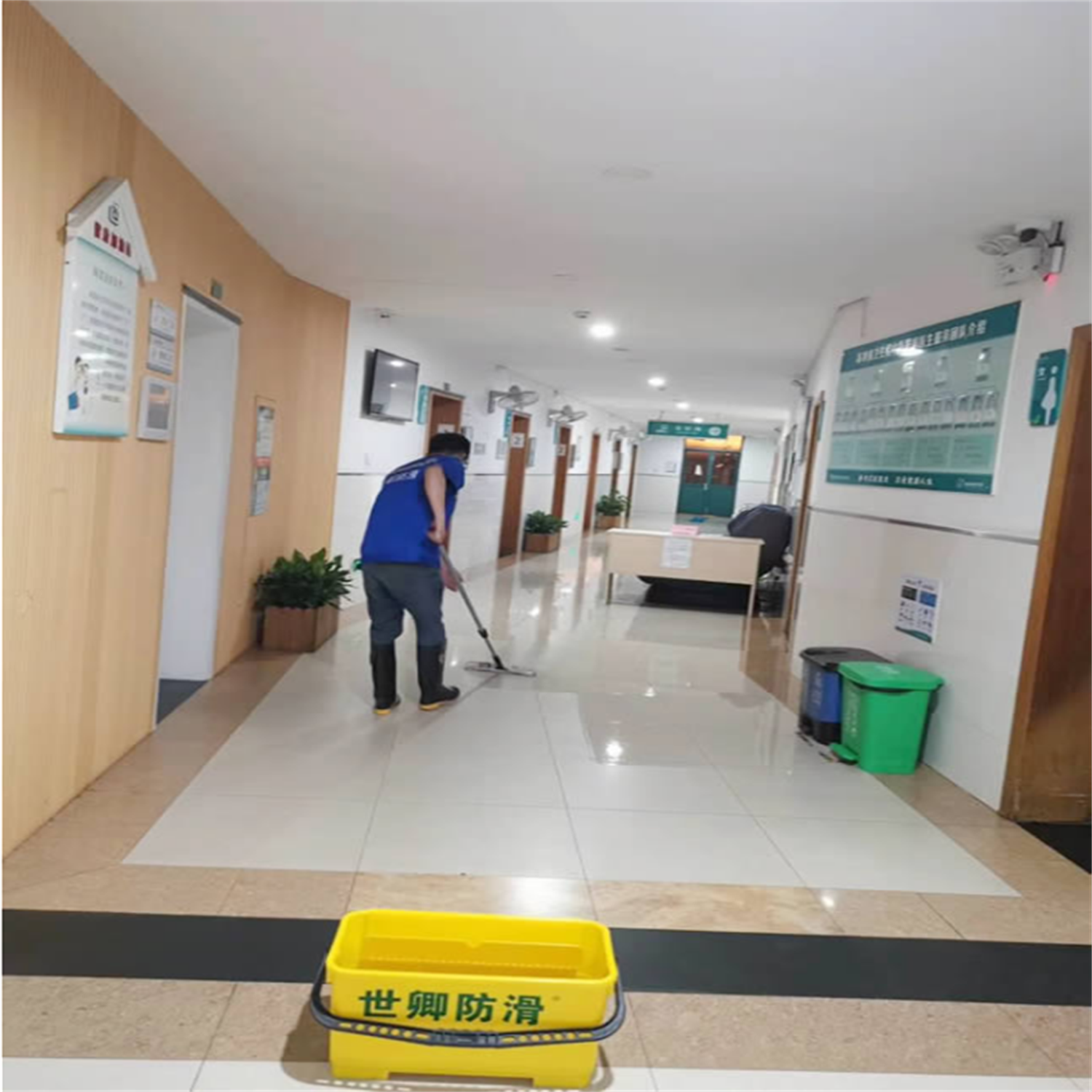 衛(wèi)生院全面積地面防滑施工